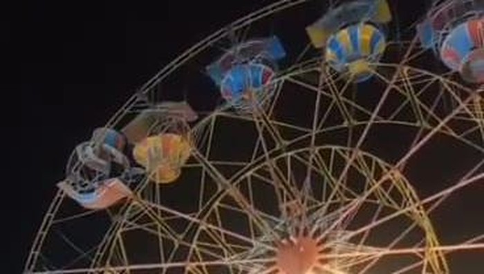 Rantai bianglala di Pasar Malam Sedangdang Pamekasan putus