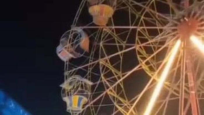 Rantai bianglala di Pasar Malam Sedangdang Pamekasan putus