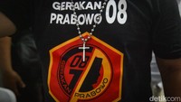 Dalam acara ini, sekelompok relawan mengenakan atribut berlogo GP 08.  