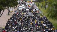 Protes ini terjadi seiring meningkatnya ketidakpuasan terhadap pemerintahan Petro setahun setelah ia menjabat dan berjanji untuk mengurangi kemiskinan dan berdamai dengan kelompok pemberontak yang tersisa di negara tersebut.  
