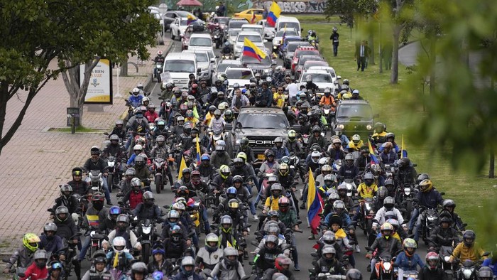 Ribuan Orang di Kolombia Turun ke Jalan, Protes Harga BBM Naik 50 Persen Motorcycle riders hold a caravan to protest the increase in gas prices in Bogota, Colombia, Monday, Aug. 28, 2023. (AP Photo/Fernando Vergara)
