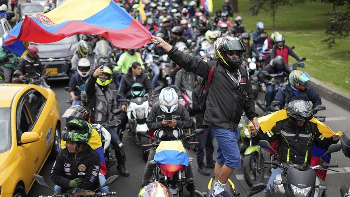 Ribuan Orang di Kolombia Turun ke Jalan, Protes Harga BBM Naik 50 Persen Motorcycle riders hold a caravan to protest the increase in gas prices in Bogota, Colombia, Monday, Aug. 28, 2023. (AP Photo/Fernando Vergara)
