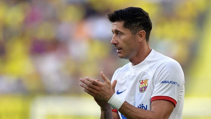 Soccer Football - LaLiga - Villarreal v FC Barcelona - Estadio de la Ceramica, Villarreal, Spain - August 27, 2023 FC Barcelonas Robert Lewandowski reacts REUTERS/Pablo Morano