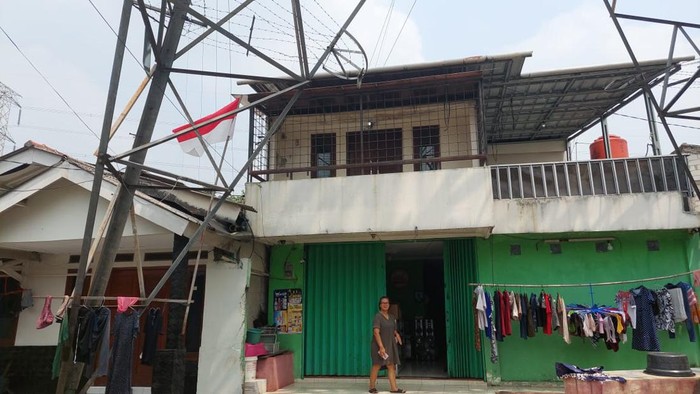 Rumah di Bawah Sutet