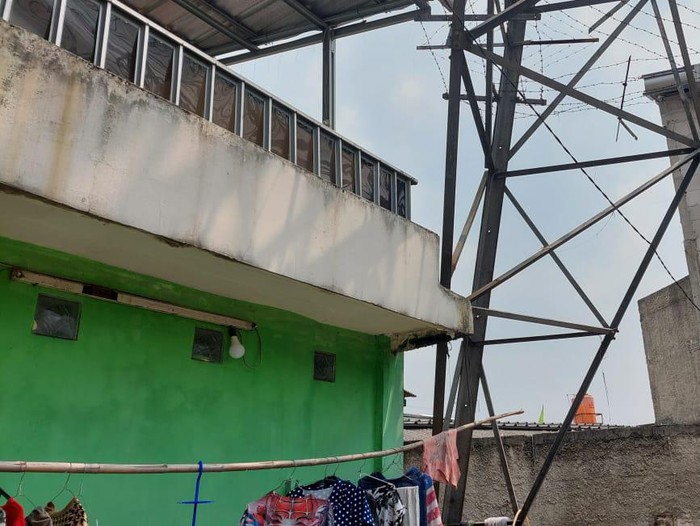 Rumah di Bawah Sutet