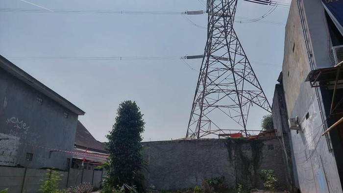 Rumah di Bawah Sutet