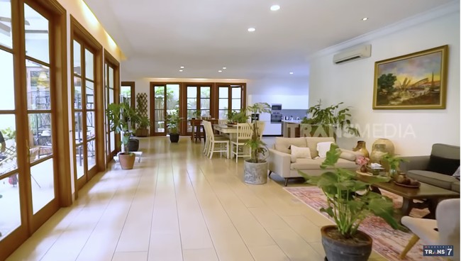 Seperti ini luasnya di dalam rumah Rina Nose. Di lantai satu, hampir semua ruangan menyatu tanpa sekat sehingga membuatnya terasa lapang. (Foto: YouTube/Trans7 Official)