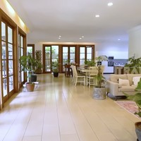 Seperti ini luasnya di dalam rumah Rina Nose. Di lantai satu, hampir semua ruangan menyatu tanpa sekat sehingga membuatnya terasa lapang. (Foto: YouTube/Trans7 Official)