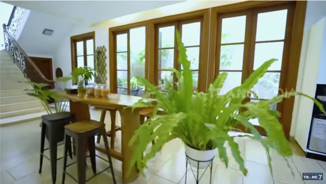 Jendela dan pintu kaca berukuran mendominasi rumah sehingga membiarkan cahaya alami masuk. (Foto: YouTube/Trans7 Official)