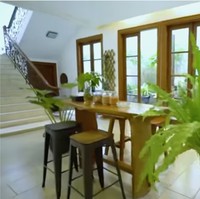 Jendela dan pintu kaca berukuran mendominasi rumah sehingga membiarkan cahaya alami masuk. (Foto: YouTube/Trans7 Official)