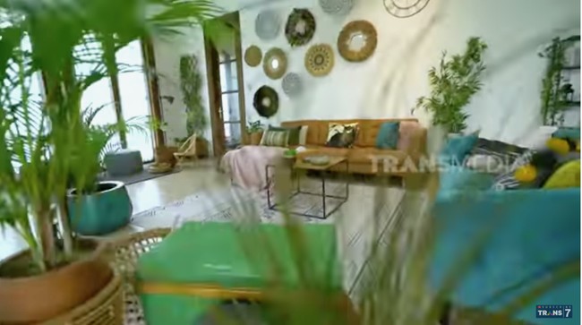 Rumah asri hingga ke dalam. Tanaman hias mempermanis di hampir setiap sudut. (Foto: YouTube/Trans7 Official)
