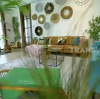 Rumah asri hingga ke dalam. Tanaman hias mempermanis di hampir setiap sudut. (Foto: YouTube/Trans7 Official)