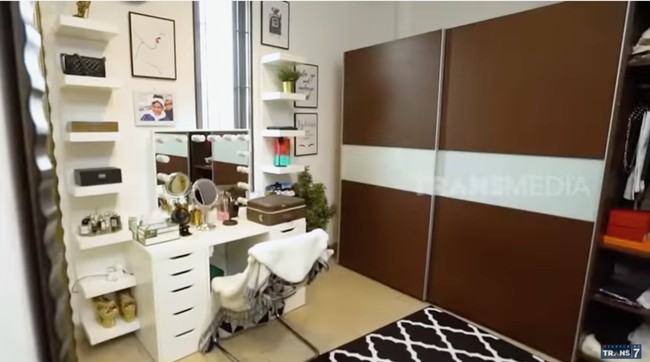 Hobi makeup, Rina mendedikasikan ruangan khusus untuk merias wajahnya. (Foto: YouTube/Trans7 Official)