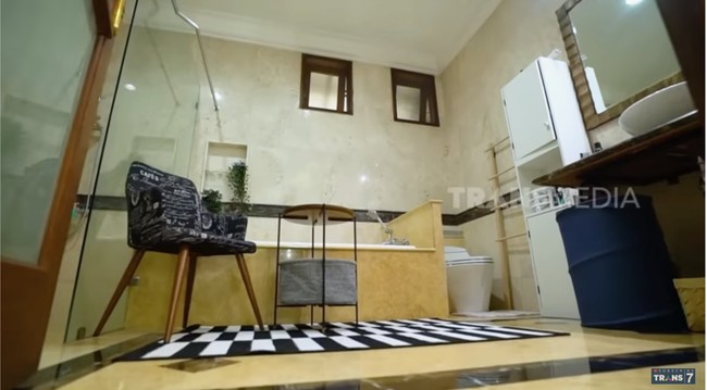 Bukan kamar mandi biasa karena Rina Nose menempatkan bangku dan meja untuk membaca. Ini tempat paling favorit, katanya. (Foto: YouTube/Trans7 Official)