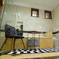 Bukan kamar mandi biasa karena Rina Nose menempatkan bangku dan meja untuk membaca. Ini tempat paling favorit, katanya. (Foto: YouTube/Trans7 Official)