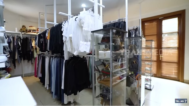 Rina juga memiliki ruangan khusus untuk menyimpan koleksi pakaian hingga aksesori secara terorganisir. Khusus untuk lemarinya, ia yang menatanya sendiri. (Foto: YouTube/Trans7 Official)