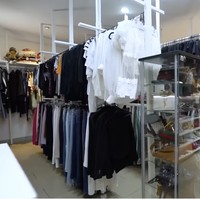 Rina juga memiliki ruangan khusus untuk menyimpan koleksi pakaian hingga aksesori secara terorganisir. Khusus untuk lemarinya, ia yang menatanya sendiri. (Foto: YouTube/Trans7 Official)