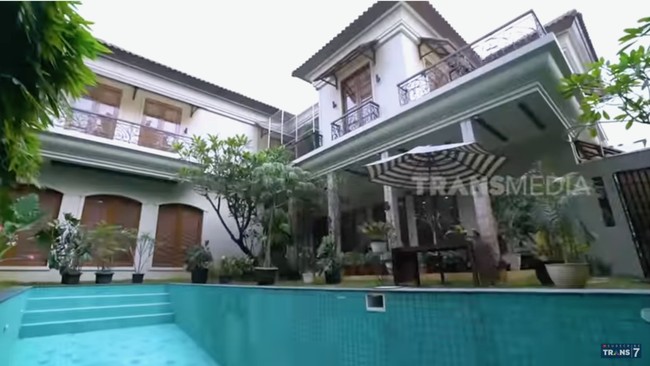 Rina Nose dan suaminya baru pindahan setelah rumah lama mereka di Bintaro terjual. Sembari menunggu rumah baru selesain dibangun, mereka menyewa sebuah rumah sementara yang tak kalah mewah dengan berbagai fasilitas seperti kolam renang. (Foto: YouTube/Trans7 Official)