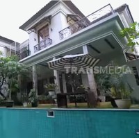 Rina Nose dan suaminya baru pindahan setelah rumah lama mereka di Bintaro terjual. Sembari menunggu rumah baru selesain dibangun, mereka menyewa sebuah rumah sementara yang tak kalah mewah dengan berbagai fasilitas seperti kolam renang. (Foto: YouTube/Trans7 Official)
