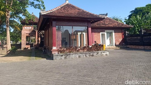 Salah satu gedung Tourist Information Center (TIC) yang tidak difungsikan.