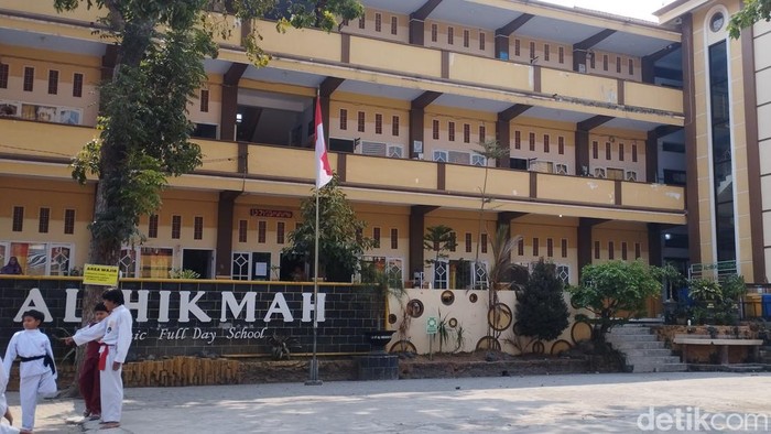 SDIT Al Hikmah Bence, Blitar yang siswanya viral gegara salat jemaah di kereta api.