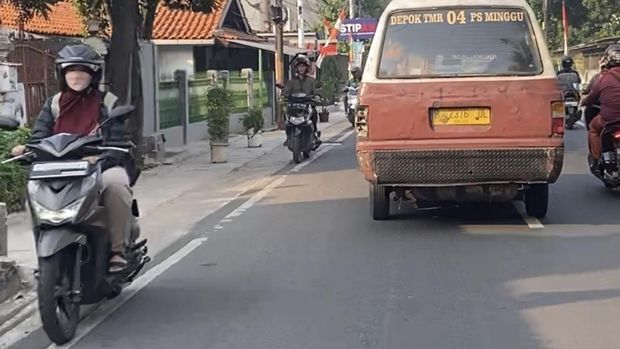 Sejumlah Pemotor Masih Lawan Arah di Dekat TKP Kecelakaan Truk Lenteng Agung