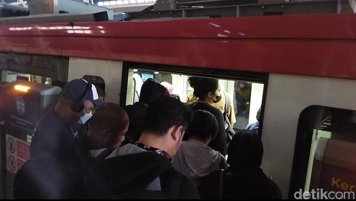 Sejumpah penumpang nunduk saat masuk LRT
