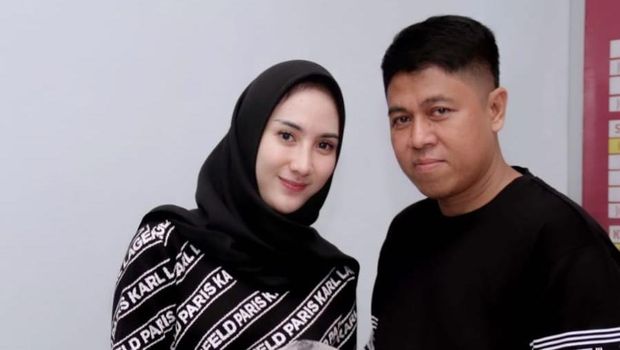 Selebgram Adelia Putri Salma dan suami, David.