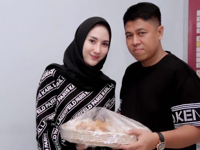 Selebgram Adelia Putri Salma dan suami, David.