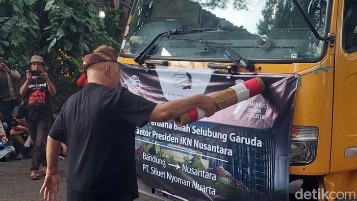 Seniman Nyoman Nuarta hendak memberangkatkan bilah patung pertama Garuda Istana Presiden di IKN