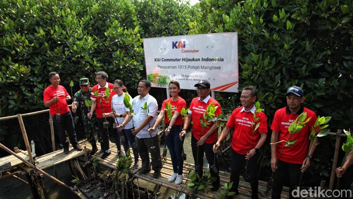 Sebanyak 1.015 bibit pohon mangrove ditanam di kawasan konservasi hutan bakau Muara Tawar Segarajaya, Kabupaten Bekasi. Hal ini untuk menjaga kelestarian lingkungan.