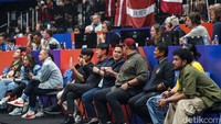 Mereka hadir di Indonesia Arena saat pertandingan Kanada versus Latvia, atas undangan FIBA Central Board Erick Thohir.