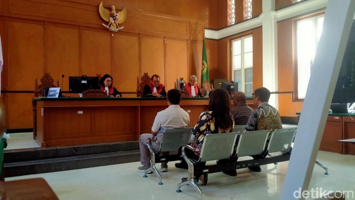 Sidang kasus suap dan gratifikasi eks Bupati Mamberamo Tengah Ricky Ham Pagawak. detikSulsel/Nur Afni Aripin
