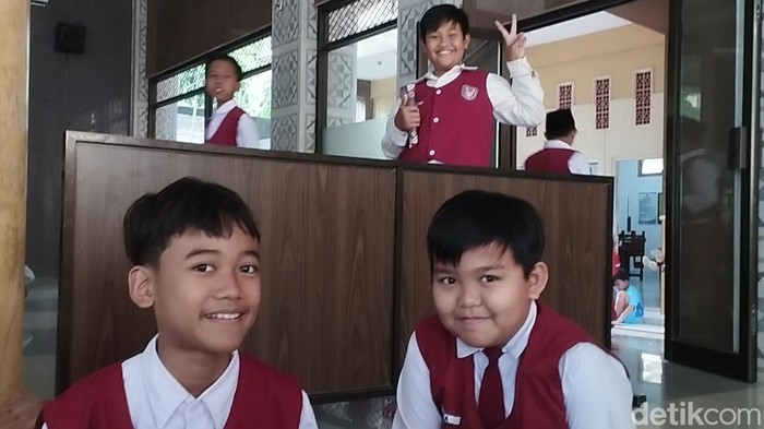 Siswa SDIT yang viral salat jemaah di atas kereta api.