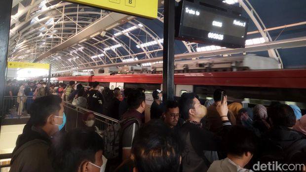 Situasi di LRT Jabodebek