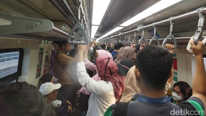 Situasi di LRT Jabodebek