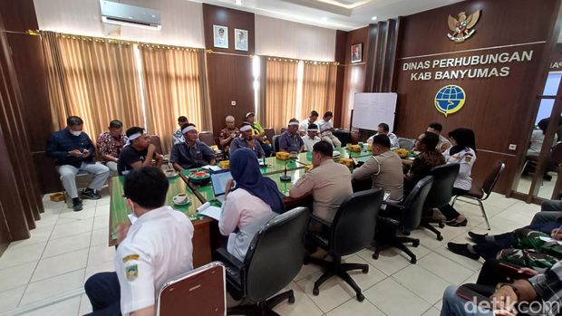 Puluhan angkutan desa menggeruduk kantor Dinhub Banyumas dengan membawa tiga tuntutan, Rabu (30/8/2023).