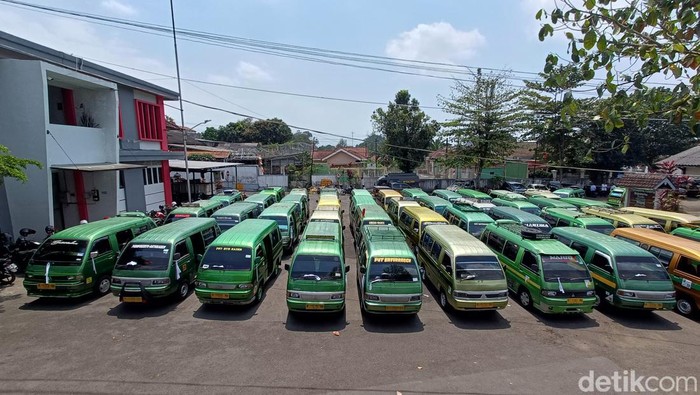 Puluhan angkutan desa menggeruduk kantor Dinhub Banyumas dengan membawa tiga tuntutan, Rabu (30/8/2023).