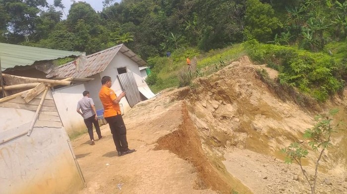 Tanah longsor di Sukajaya Bogor
