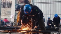 Saat ini jumlah bilah yang sudah dibuat mencapai 3.477 bilah kuningan dan 528 rangka bilah perforated weathering steel yang dibuat 200 artisan.