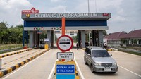 Sejumlah kendaraan melintasi gerbang tol Trans Sumatera (JTTS) ruas simpang Indralaya-Muara Enim seksi simpang Indralaya-Prabumulih di Prabumulih, Sumatera Selatan, Rabu (30/8/2023).