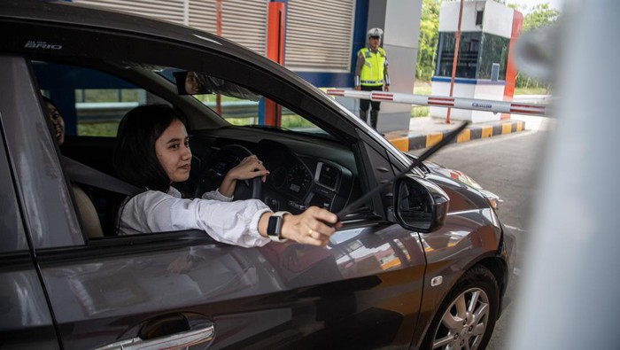 Pengendara melakukan simulasi pembayaran tarif Jalan Tol Trans Sumatera (JTTS) ruas simpang Indralaya-Muara Enim seksi simpang Indralaya-Prabumulih di gerbang tol Prabumulih, Sumatera Selatan, Rabu (30/8/2023). Jalan Tol Trans Sumatera (JTTS) ruas simpang Indralaya-Muara Enim seksi simpang Indralaya-Prabumulih sepanjang 63,5 km tersebut mulai beroperasi tanpa dikenakan tarif. ANTARA FOTO/Nova Wahyudi/nym.