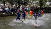 Pertandingan dimainkan selama 30 menit di air sungai yang biasanya tenang.  