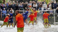 Pertandingan sepakbola tradisional ini telah berlangsung selama lebih dari 100 tahun.  