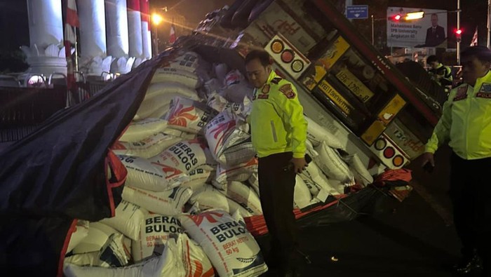 Truk mengangkut beras terguling di Tugu Kujang Bogor