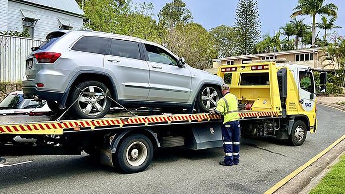 Truk towing sedang mengangkut mobil