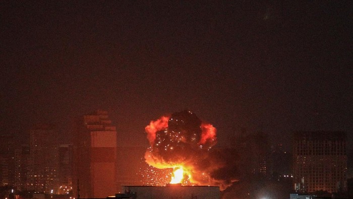 UKRAINE-CRISIS/KYIV-BLAST An explosion is seen in the sky over the city during a Russian missile strike, amid Russia's attack on Ukraine, in Kyiv, Ukraine August 30, 2023. REUTERS/Vladyslav Sodel