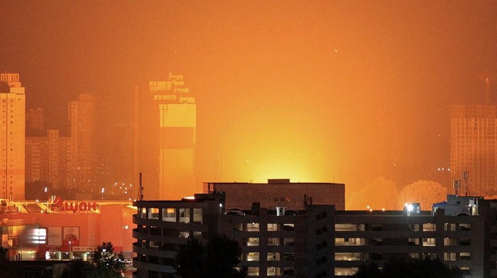 UKRAINE-CRISIS/KYIV-BLAST An explosion is seen in the sky over the city during a Russian missile strike, amid Russia's attack on Ukraine, in Kyiv, Ukraine August 30, 2023. REUTERS/Vladyslav Sodel