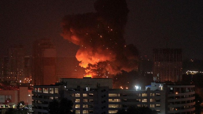 UKRAINE-CRISIS/KYIV-BLAST An explosion is seen in the sky over the city during a Russian missile strike, amid Russia's attack on Ukraine, in Kyiv, Ukraine August 30, 2023. REUTERS/Vladyslav Sodel