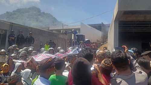 Masyarakat Desa Bugbug yang menolak pembangunan resor mewah di areal Pura Gumang melakukan aksi pembakaran-perusakan dan menuntut pembangunan dihentikan, Rabu (30/8/2023)